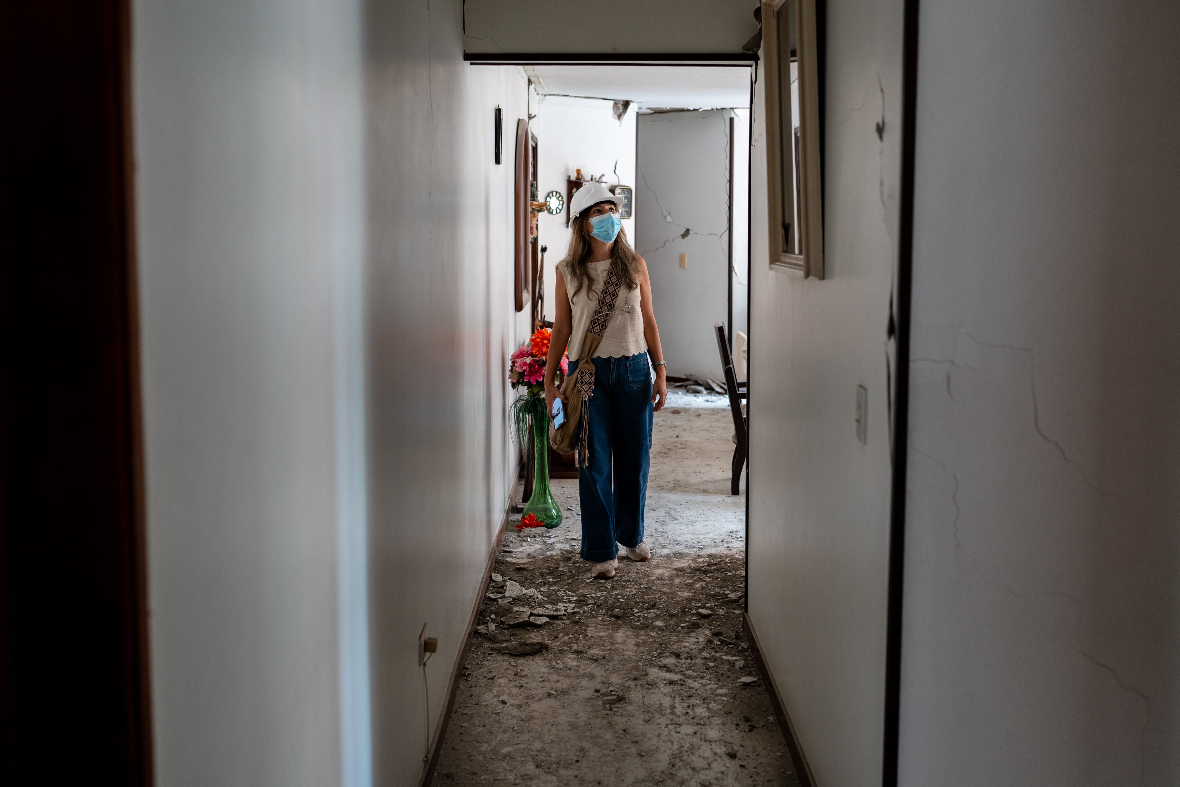 Liliana Sánchez, recorre el apartamento de su padre, el 14 de agosto.