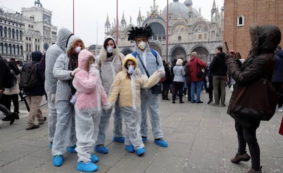 Una familia se retrata ayer en Venecia cuyo carnaval fue suspendido.