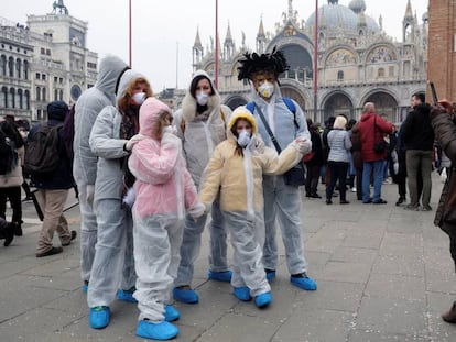 Una familia se retrata ayer en Venecia cuyo carnaval fue suspendido.