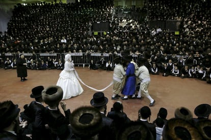 An ultra-Orthodox Jewish bride takes part in the "mitzva tantz", the custom in which relatives dance in front of the bride after her wedding ceremony, in Netanya, Israel early March 16, 2016. Thousands took part in the wedding of the grandson of Rabbi Yosef Dov Moshe Halberstam, religious leader of the Sanz Hasidic dynasty and the granddaughter of the religious leader of Toldos Avraham Yitzchak Hasidic dynasty, in Netanya on Tuesday night. REUTERS/Baz Ratner