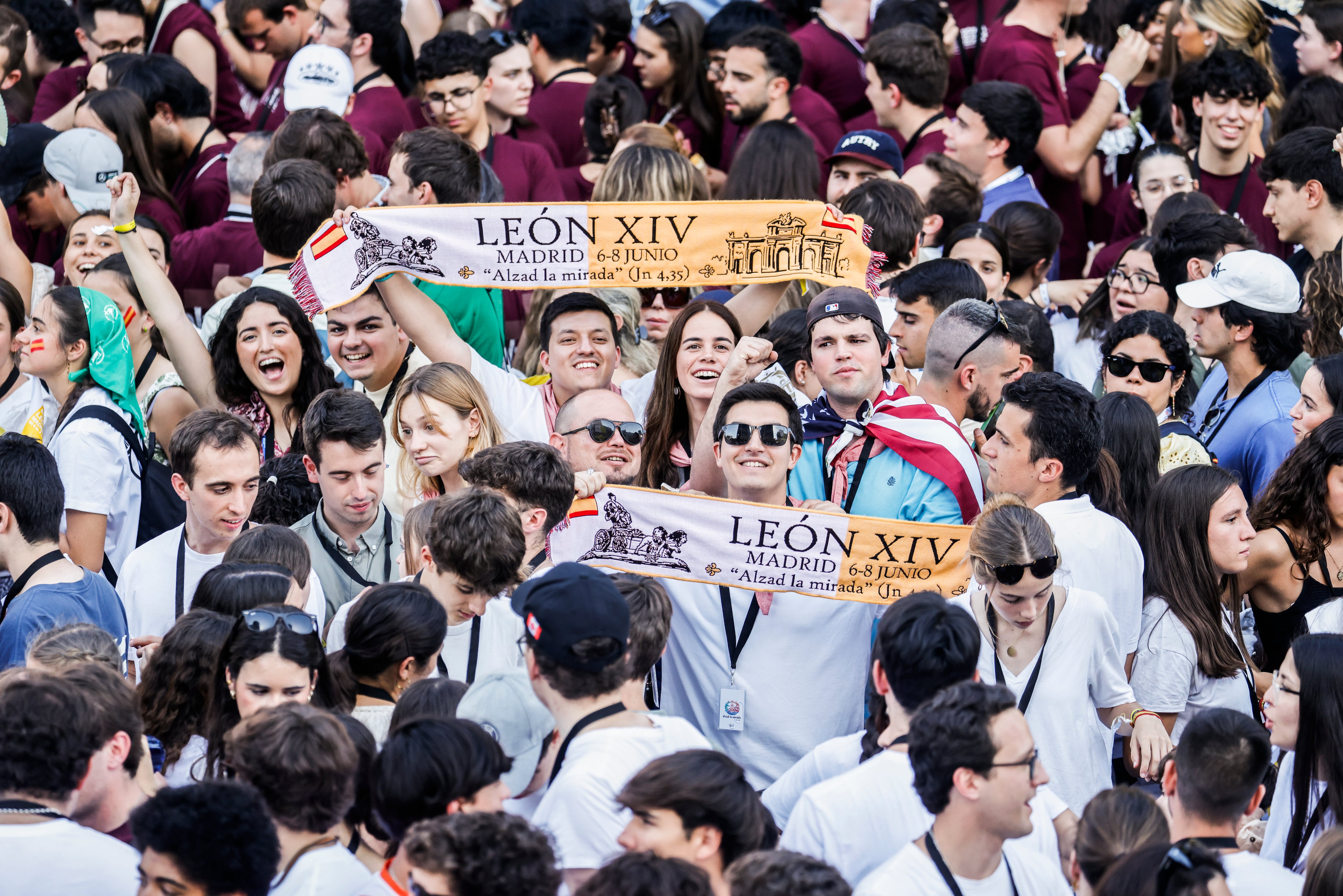 Un grupo de jóvenes espera al papa León XIV en la plaza de Lima de Madrid, donde se celebrará una vigilia este sábado por la tarde.