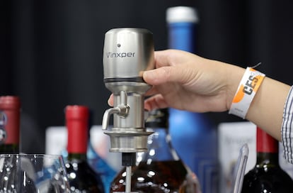 Un aireador de vino eléctrico ajustable Vinxper Expert se exhibe en CES 2025.