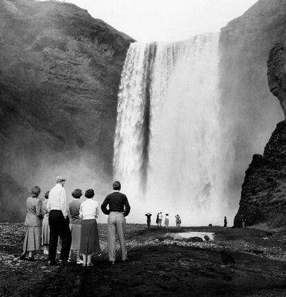 Catarata de Skógafoss (Islandia), años sesenta. Una caída de agua de 60 metros.