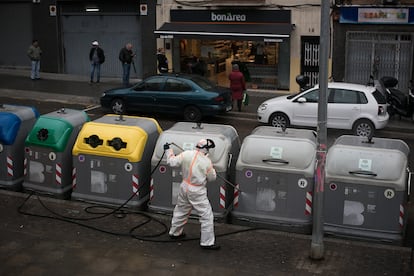 Un técnico del Ayuntamiento de Barcelona desinfecta contenedores en Nou Barris, el pasado abril.
