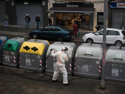 Un técnico del Ayuntamiento de Barcelona desinfecta contenedores en Nou Barris, el pasado abril.
