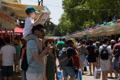 Ambiente en la Feria del Libro de Madrid, este sábado. 