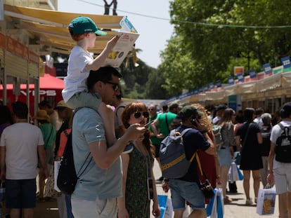 Ambiente en la Feria del Libro de Madrid, este sábado.