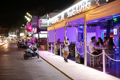 Zona de bares en la playa d'en Bossa de Ibiza.