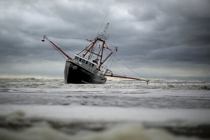 El barco Carolina reina III encallado en Rockaway (Nueva York).