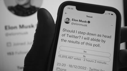 Una persona sujeta su teléfono móvil con un tuit de Elon Musk en la pantalla, en Londres, diciembre de 2022.