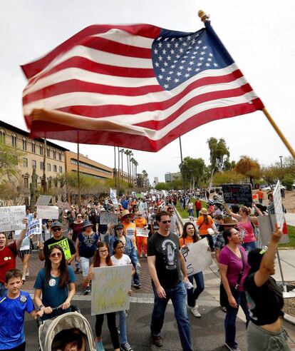 Participantes de la manifestación "Marcha por nuestras vidas" celebrada en la ciudad de Phoenix.