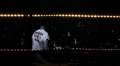 O baterista Larry Mullen Jr., do U2, exibe a camiseta “Censura nunca mais” no Morumbi, em São Paulo.