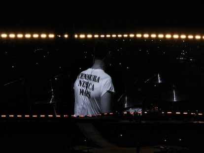 O baterista Larry Mullen Jr., do U2, exibe a camiseta “Censura nunca mais” no Morumbi, em São Paulo.
