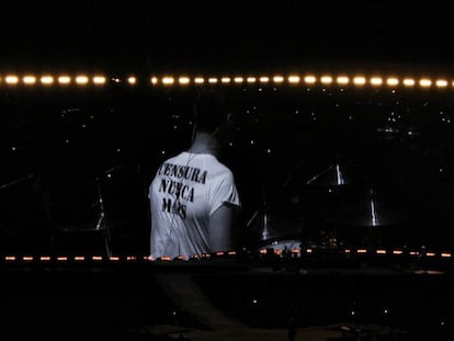 O baterista Larry Mullen Jr., do U2, exibe a camiseta “Censura nunca mais” no Morumbi, em São Paulo.