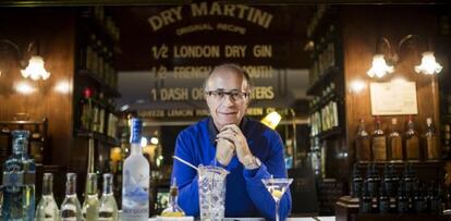 El empresario Javier de las Muelas en la barra del Dry Martini. 