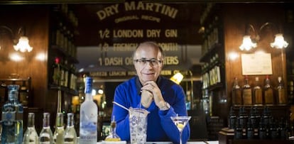 El empresario Javier de las Muelas en la barra del Dry Martini.