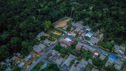 Asentamiento irregular en el borde de una reserva natural en Manaos.