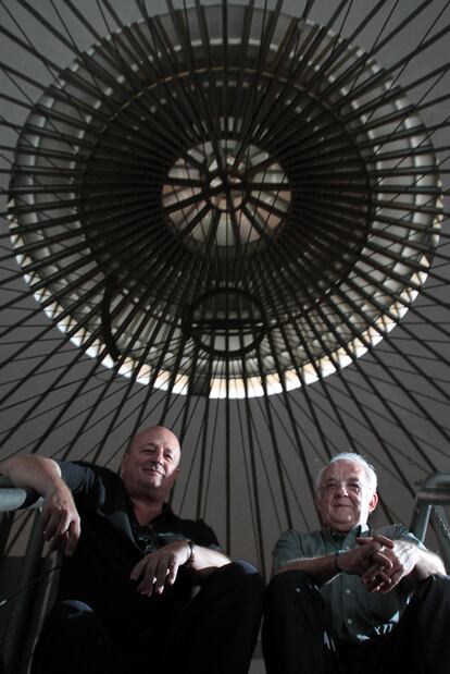 Los arquitectos Javier Alau y Antonio Lopera en la cuba del depósito.