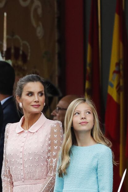 La Reina, con su hija Sofía presencian el desfile.