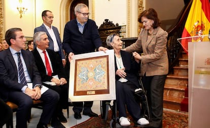 La vicepresidenta del Gobierno, Carmen Calvo, conversa con la escritora Mariluz Escribano a quien ha hecho entrega del X Premio de las Letras Andaluzas