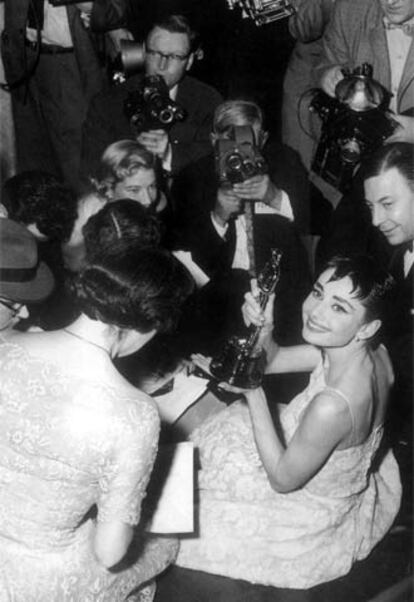 Audrey Hepburn, con el Oscar que logró por <i>Vacaciones en Roma,</i> en marzo de 1954.