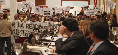 Manifestantes en el pleno de Ayuntamiento de C&oacute;rdoba.