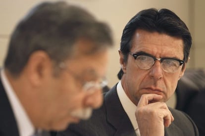 El ministro de Industria, Energía y Turismo, José Manuel Soria (derecha), junto al presidente de Red Eléctrica de España, José Folgado