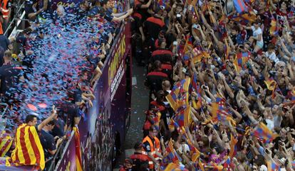 Els jugadors del FC Barcelona recorren amb autocar els carrers de Barcelona.