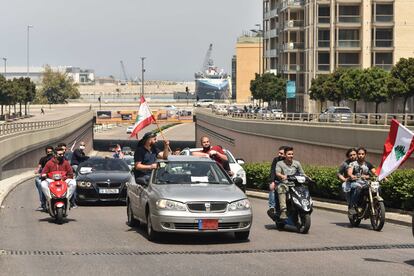 Cientos de manifestantes se manifiestan este  martes en Beirut formando un convoy con motocicletas y coches y cubiertos con máscaras para protestar contra el Gobierno/NATALIASANCHA