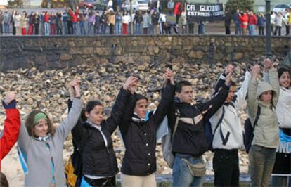 Algunos de los estudiantes de secundaria que ayer formaron una cadena humana desde Camariñas hasta Muxía.