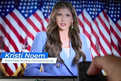 Una persona ve propaganda difundida por Kristi Noem, en Ciudad de México, el 22 de abnil de 2025.