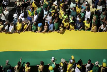 Faixa com as cores da bandeira do Brasil, no Rio de Janeiro, durante manifestação favorável ao impeachment de Dilma Rousseff.