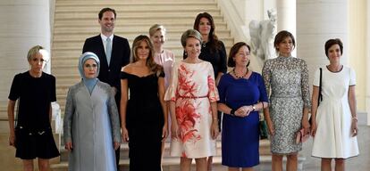 De izquieda a derecha y de la primera fila a la segunda: Brigitte Macron, , Emine Gulbaran Erdogan, Melania Trump, reina Mathilde de Bélgica, Ingrid Schulerud, Desislava Radeva, Michel Amelie Derbaudrenghien, Gauthier Destenay, Mojca Stropnik y Thora Margret Baldvinsdottir.