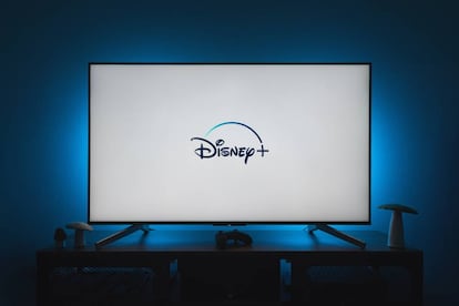 Logo de Disney+ en una tele