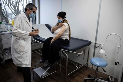 Uma mulher é vacinada contra o coronavírus em Bobigny, perto de Paris (França) em 17 de fevereiro.