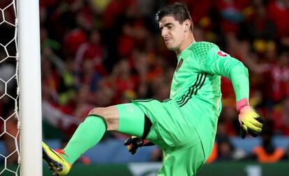 Thibaut Courtois golpea el palo frustrado durante el partido contra Gales.