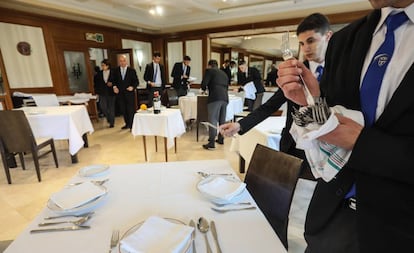 Alumnos de la Escuela Superior de Hostelería y Turismo realizan sus prácticas como expertos de sala.