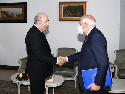 El presidente de Argelia, Abdelmayid Tebún, y el alto representante de Asuntos Exteriores de la Unión Europea, Josep Borrell, en el palacio El Mouradia de Alger, este lunes, en una fotografía distribuida por la presidencia de Argelia.