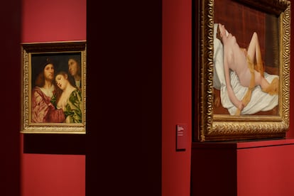 ’Retrato de esposos con testimonio, de Tiziano (izquierda), y ‘La desnuda’, de Bernardino Lucinio, expuestos en la Galería de la Academia de Venecia.