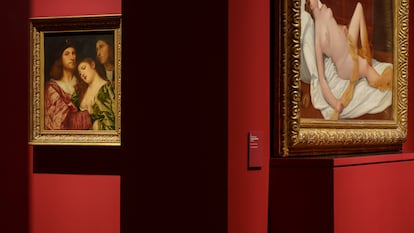 ’Retrato de esposos con testimonio, de Tiziano (izquierda), y ‘La desnuda’, de Bernardino Lucinio, expuestos en la Galería de la Academia de Venecia.