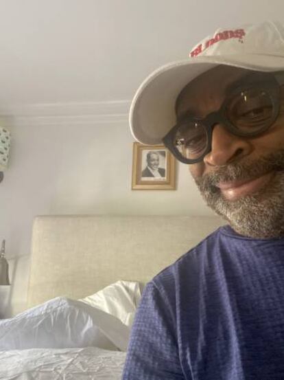 Autorretrato de Spike Lee. Duke Ellington preside el cabecero de su cama.