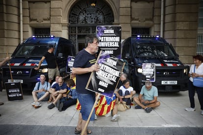 Varias personas en la puerta del MNAC contra la visita de los técnicos aragoneses, este lunes.
