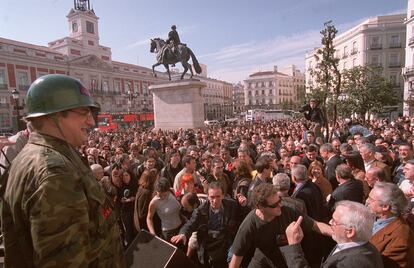 El cantante Javier Gurruchaga, en el año 2003, con casco y vestimenta militar, durante la campaña de recogida de firmas contra la guerra en Irak, en la Puerta del Sol.