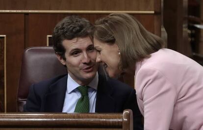 Pablo Casado charla con Maria Dolores de Cospedal en el Congreso en octubre de 2018.