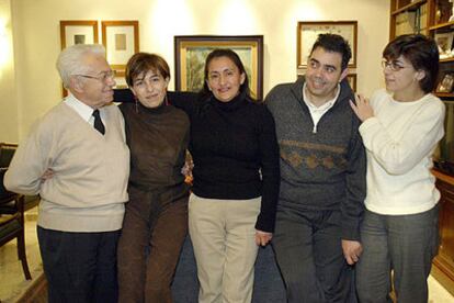Marcia Bayas, en el centro, junto a la familia para la que trabaja.