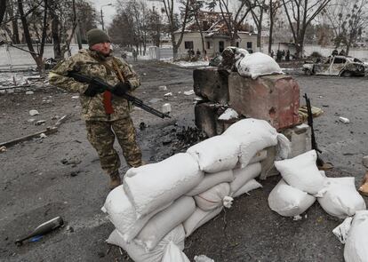 Un soldado ucranio monta guardia en un puesto de control en Brovary, cerca de Kiev, tras un bombardeo nocturno.