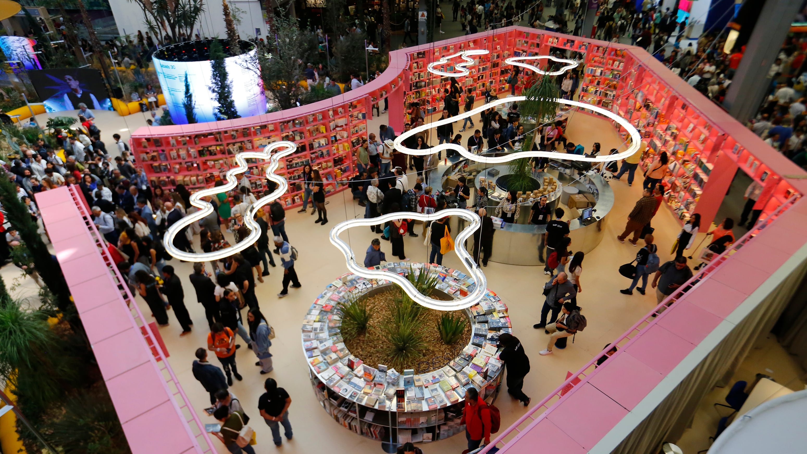 Homenaje al catalán, a Mario Vargas Llosa y a la fiesta de Sant Jordi en la FIL de Guadalajara