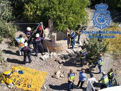 Rescatistas y miembros de la policía durante las labores para recuperar los restos de una mujer, el domingo, en un pozo en Jerez.