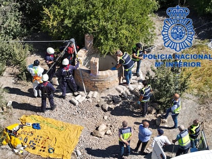 Rescatistas y miembros de la policía durante las labores para recuperar los restos de una mujer, el domingo, en un pozo en Jerez.