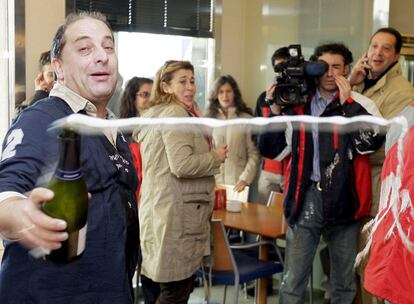 Se llama Ricardo Jiménez, es el dueño del restaurante Gary de Soria y no va a olvidar nunca este día. Jiménez vendió en su establecimiento la mayor parte del tercer premio del Sorteo de la Navidad, más de 97 millones de euros. Y además de repartir la suerte, se quedó con un décimo del <i>Gordo</i>, que también ha caído, en parte, en la capital soriana. Ricardo celebra su buena estrella con varios clientes del bar también agraciados.
